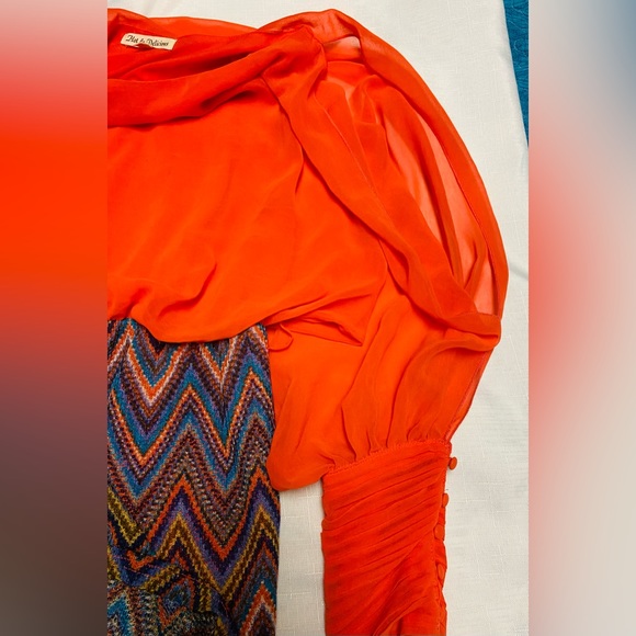 HOT AND DELICIOUS ORANGE DRESS. open sleeves with buttons details Size Medium. - Picture 7 of 9